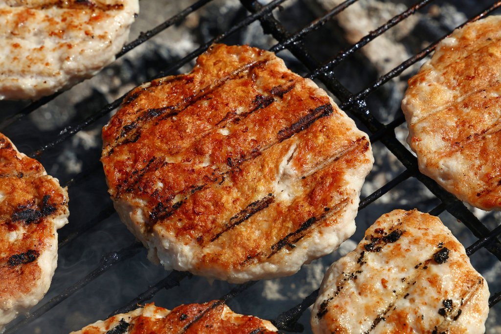 Grilled Turkey Burgers (classic recipe) - A Pinch of Healthy